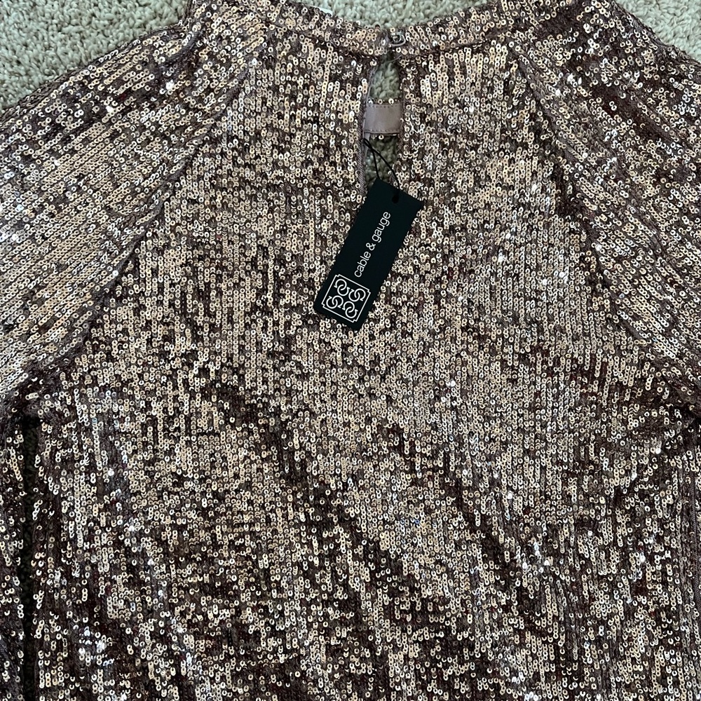 ⭐️ Firm Price ⭐️ Cable and gauge shimmery Medium top - Picture 9 of 9